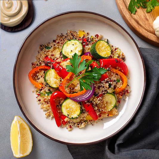 Quinoa-Salat mit geröstetem Gemüse und Tahini-Dressing