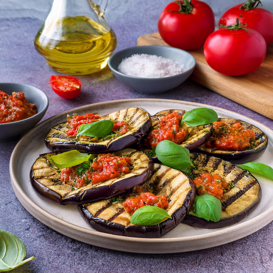 Gegrillte Auberginenscheiben mit Tomaten-Pesto
